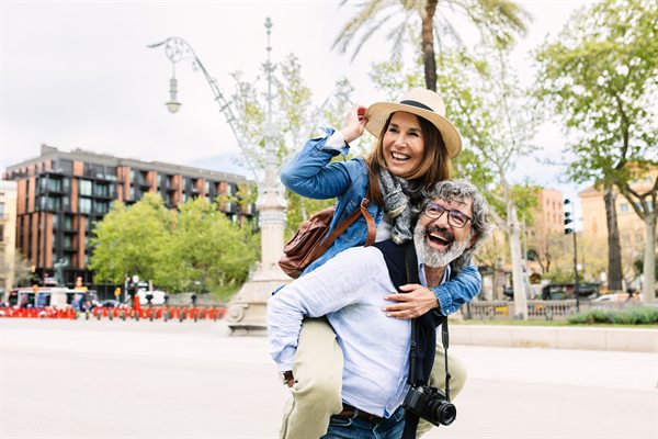 Casal sorrindo em viagem na cidade